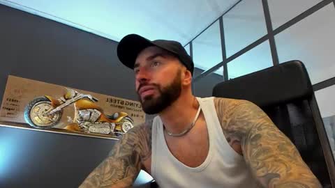 Snapshot of arongrant chatting on 11.11.25 AronGrant online show from 11.11.25