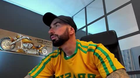 Snapshot of arongrant chatting on 11.12.25 AronGrant online show from 11.12.25