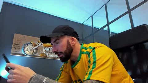 Snapshot of arongrant chatting on 11.13.25 AronGrant online show from 11.13.25