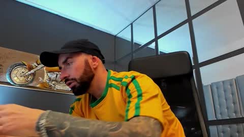 Snapshot of arongrant chatting on 11.15.25 AronGrant online show from 11.15.25