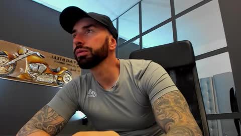 Snapshot of arongrant chatting on 11.16.25 AronGrant online show from 11.16.25