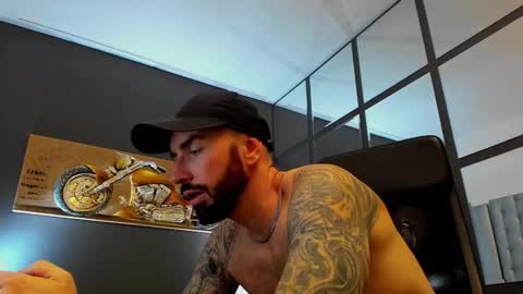 Snapshot of arongrant chatting on 11.18.25 AronGrant online show from 11.18.25