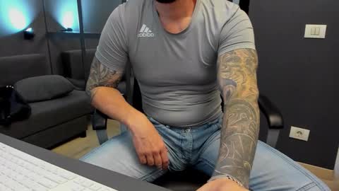 Snapshot of arongrant chatting on 11.19.25 AronGrant online show from 11.19.25