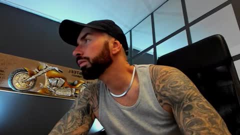 Snapshot of arongrant chatting on 11.20.25 AronGrant online show from 11.20.25