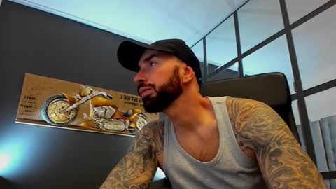 Snapshot of arongrant chatting on 11.22.25 AronGrant online show from 11.22.25