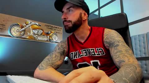 Snapshot of arongrant chatting on 11.23.25 AronGrant online show from 11.23.25