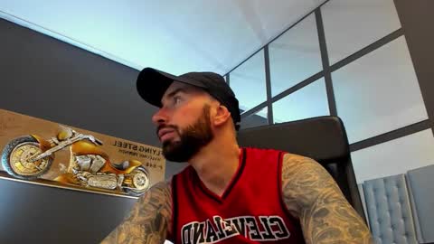 Snapshot of arongrant chatting on 11.25.25 AronGrant online show from 11.25.25