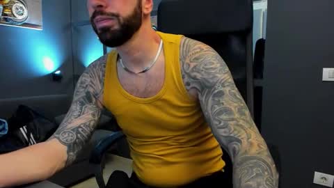 Snapshot of arongrant chatting on 11.28.25 AronGrant online show from 11.28.25