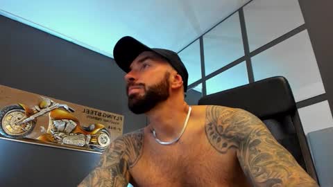 Snapshot of arongrant chatting on 11.29.25 AronGrant online show from 11.29.25