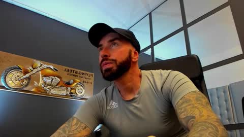 Snapshot of arongrant chatting on 11.30.25 AronGrant online show from 11.30.25