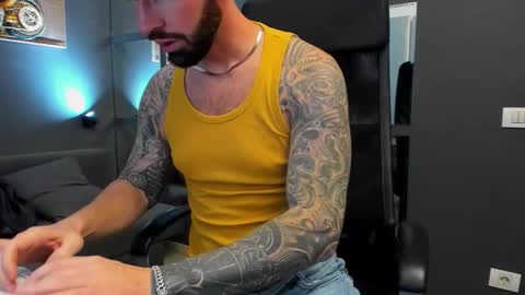 Snapshot of arongrant chatting on 12.01.25 AronGrant online show from 12.01.25