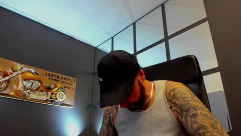 Snapshot of arongrant chatting on 12.04.25 AronGrant online show from 12.04.25