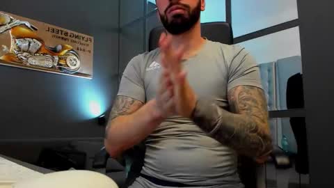 Snapshot of arongrant chatting on 12.14.25 AronGrant online show from 12.14.25