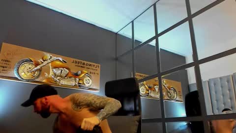 Snapshot of arongrant chatting on 12.15.25 AronGrant online show from 12.15.25