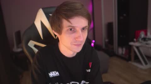 Snapshot of art_hunter chatting on 12.14.25 Alex online show from 12.14.25