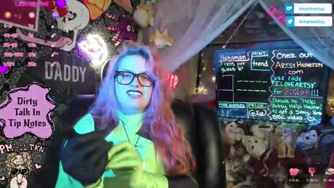 Snapshot of artsyheartsyy chatting on 12.20.25 ArtsyHeartsyy online show from 12.20.25