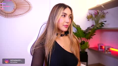 Snapshot of ashley2004_ chatting on 10.22.25 Nay online show from 10.22.25