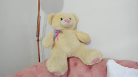 Snapshot of ashley_jonnes_ chatting on 02.04.26 ASHLEY online show from 02.04.26