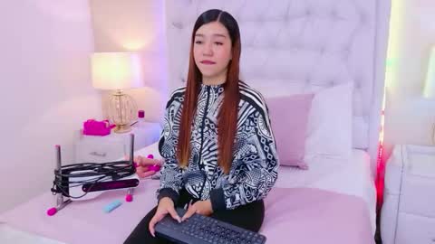 Snapshot of ashleyroberh chatting on 12.19.25 AshleyRoberh online show from 12.19.25