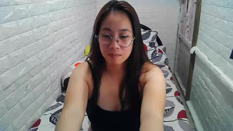 Snapshot of asian_sexydimples chatting on 10.10.25 Trixie online show from 10.10.25