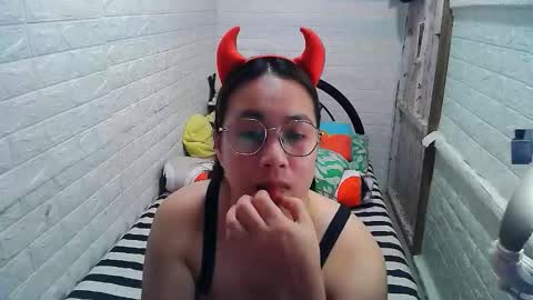 Snapshot of asian_sexydimples chatting on 11.02.25 Trixie online show from 11.02.25