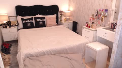 Snapshot of asiantartcummers chatting on 02.20.25 Kylie online show from 02.20.25