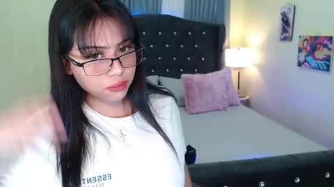 Snapshot of asias_hotkiara chatting on 01.12.25 KIARA online show from 01.12.25