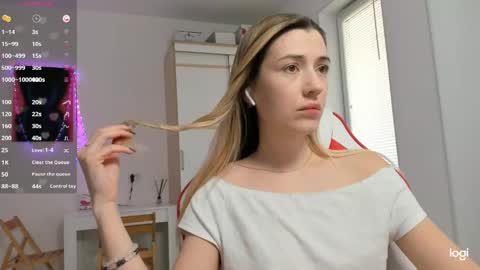 Snapshot of askcaroline chatting on 05.06.26 Caroline online show from 05.06.26