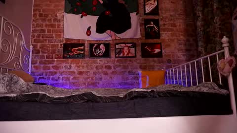 Snapshot of assgives chatting on 10.14.25 Eva online show from 10.14.25