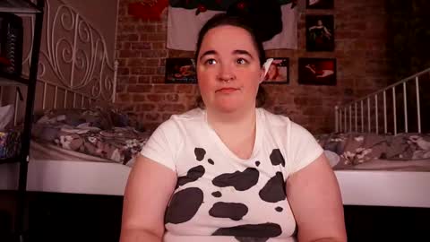 Snapshot of assgives chatting on 10.28.25 Eva online show from 10.28.25