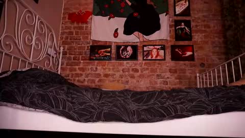 Snapshot of assgives chatting on 11.06.25 Eva online show from 11.06.25