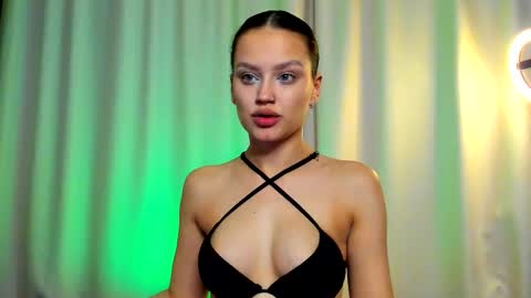 My name is Kiki  Help me with thumbps up please   online show from 10.25.25