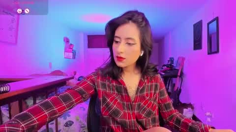 Snapshot of atenea_dragon__ chatting on 09.21.25 Atenea online show from 09.21.25