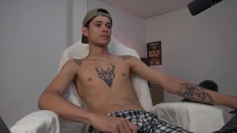 Snapshot of atreus_oficial chatting on 10.20.25 Atreus online show from 10.20.25