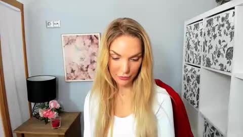 Snapshot of aullorasensual chatting on 12.22.24 AulloraSensual online show from 12.22.24