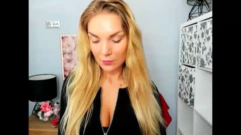 Snapshot of aullorasensual chatting on 02.05.25 AulloraSensual online show from 02.05.25