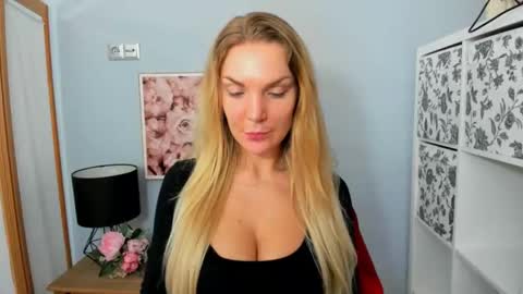 Snapshot of aullorasensual chatting on 02.14.25 AulloraSensual online show from 02.14.25