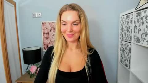 Snapshot of aullorasensual chatting on 02.14.25 AulloraSensual online show from 02.14.25