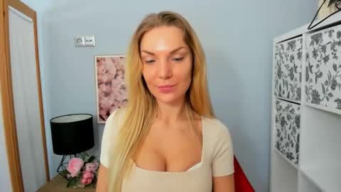 Snapshot of aullorasensual chatting on 02.15.25 AulloraSensual online show from 02.15.25