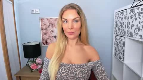 Snapshot of aullorasensual chatting on 02.19.25 AulloraSensual online show from 02.19.25