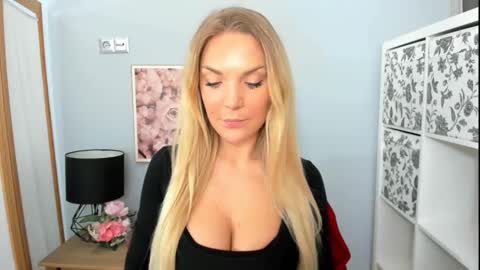 Snapshot of aullorasensual chatting on 02.21.25 AulloraSensual online show from 02.21.25