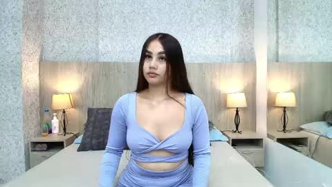 Snapshot of aura_lara chatting on 04.22.26 Aura online show from 04.22.26