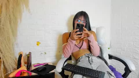 Snapshot of aura_love69 chatting on 11.14.25 Monii Yi online show from 11.14.25