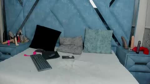 Monii Yi online show from 06.08.26