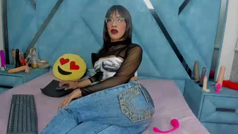 Monii Yi online show from 06.18.26