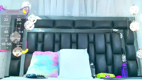 Snapshot of auraross chatting on 10.26.25 Aura online show from 10.26.25