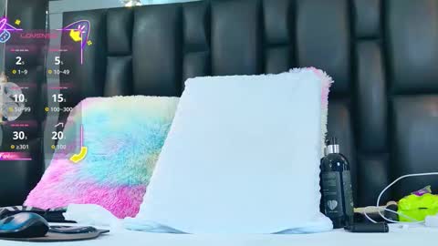 Snapshot of auraross chatting on 11.02.25 Aura online show from 11.02.25