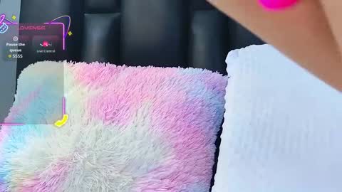 Snapshot of auraross chatting on 11.22.25 Aura online show from 11.22.25