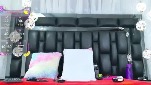 Snapshot of auraross chatting on 11.26.25 Aura online show from 11.26.25