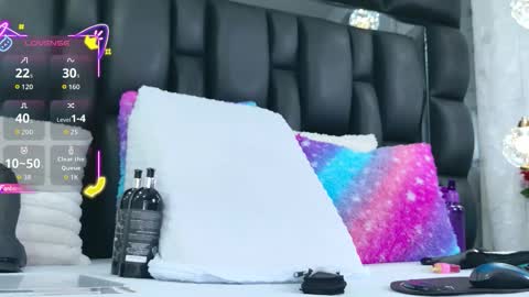 Snapshot of auraross chatting on 12.13.25 Aura online show from 12.13.25